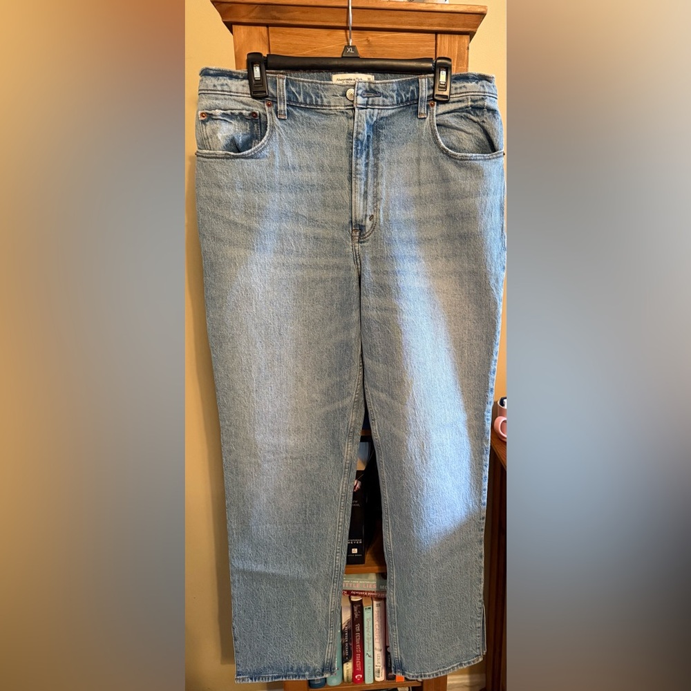 Women’s Abercrombie Ultra High 90s Jeans 
Size 14/32